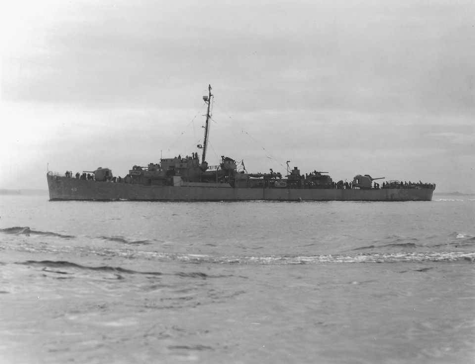USS_Samuel_B._Roberts_(DE-413)_off_Boston,_Massachusetts_(USA),_circa_in_June_1944_(NH_90603).jpg